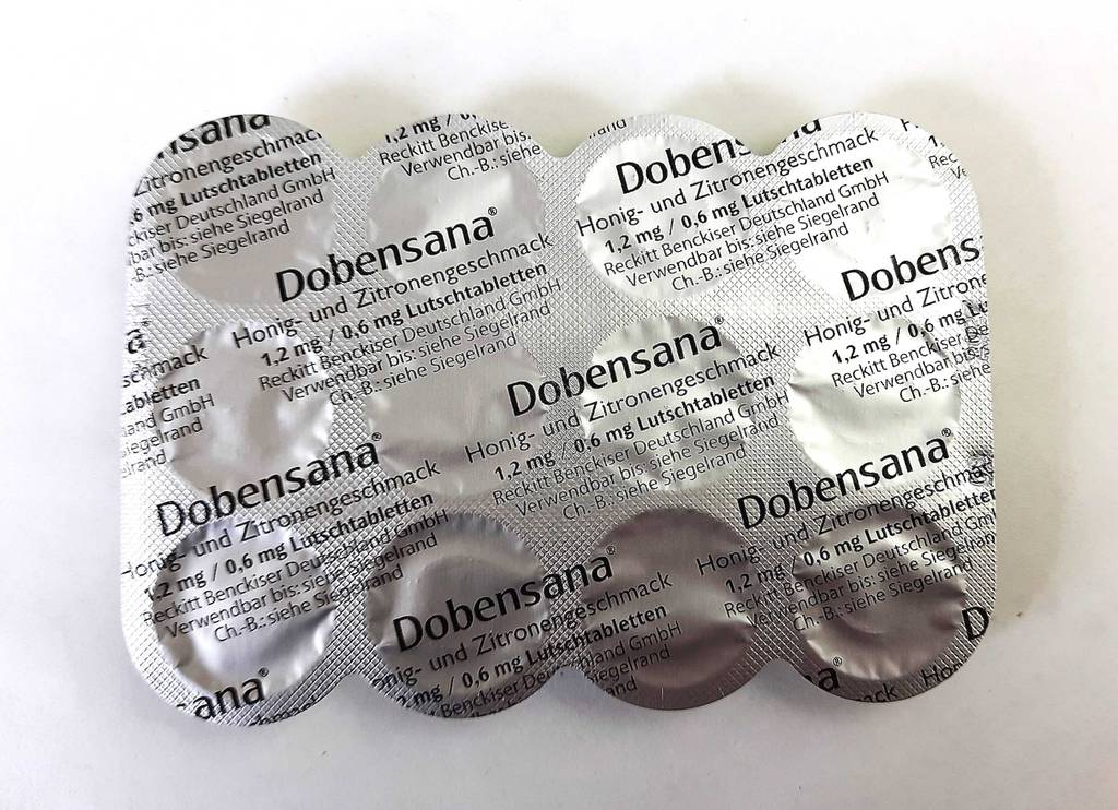 Ansicht des Blisters von unten mit dem getesteten Erkältungsmedikament in Form von Lutschtabletten.