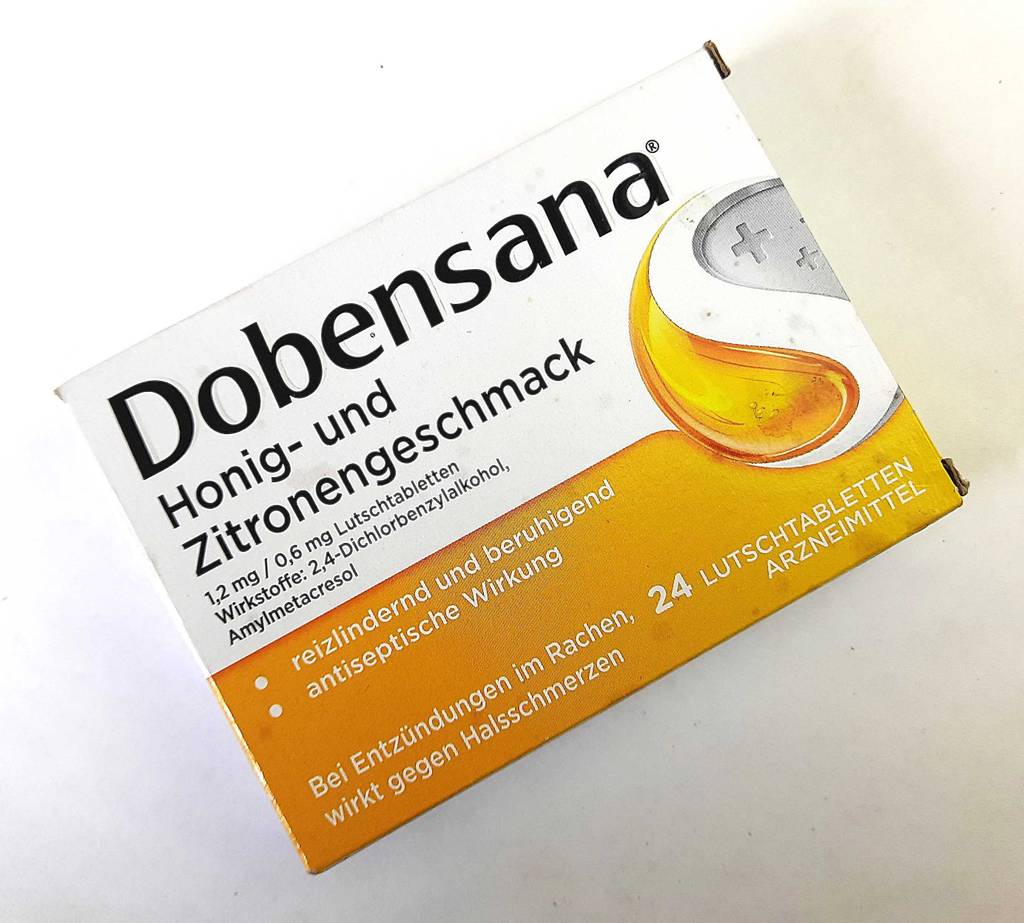 Die getesteten Erkältungsmedikamente von Dobensana befinden sich in der 24-Stück-Verpackung auf einer weißen Oberfläche.