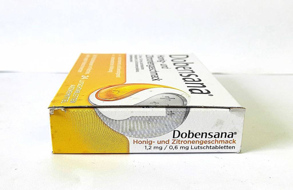 Im Test: Die Erkältungsmedikamente von Dobensana liegen in der Verpackung auf einer weißen Oberfläche.