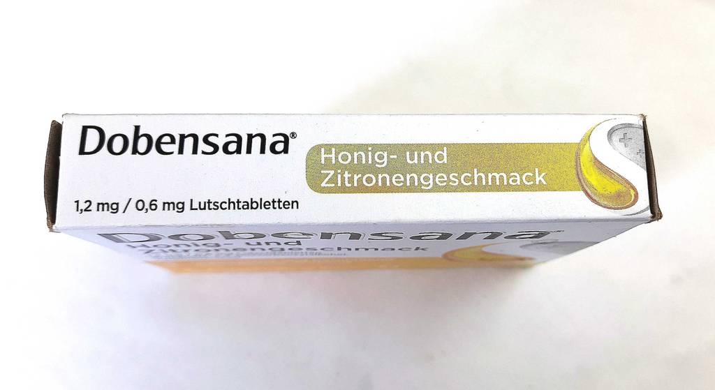 Getestet: Die Erkältungsmedikamente von Dobensana mit Honig- und Zitronengeschmack stehen in der Verpackung auf einer weißen Oberfläche.
