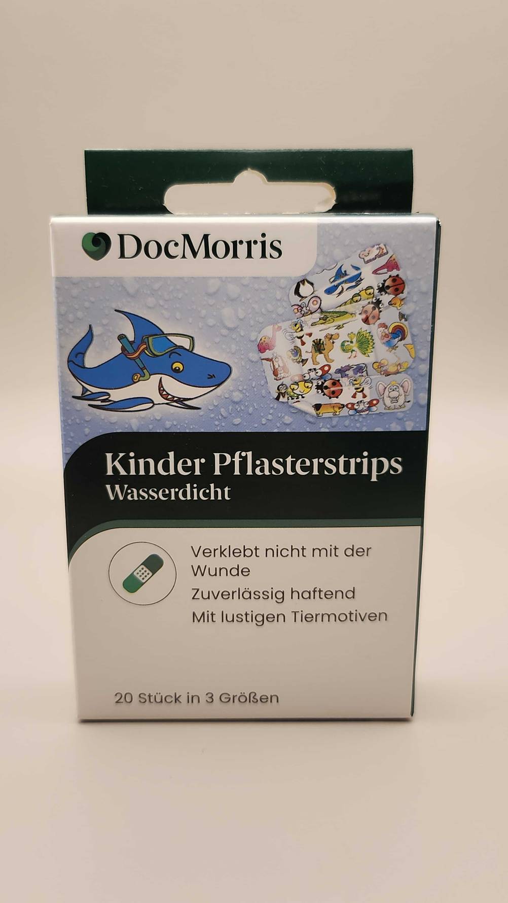 Getestete Pflaster: Eine 20-Stück-Packung Kinder-Pflasterstrips von Doc Morris steht auf einer weißen Oberfläche.