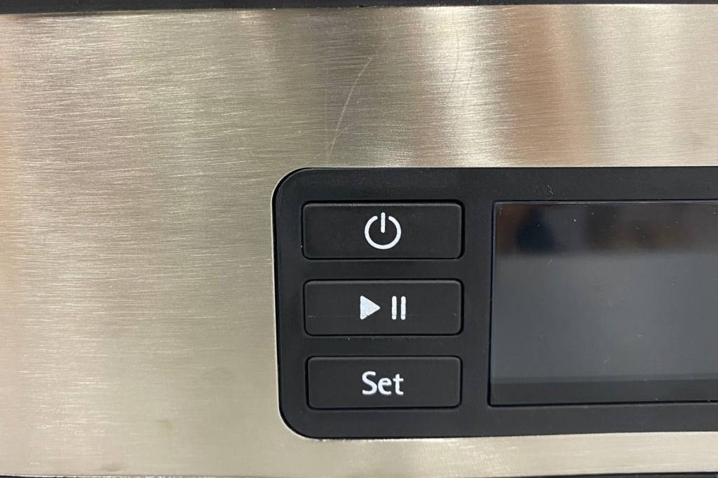 Abschaltautomatik und Timer von einem getesteten Dörrautomaten aus Edelstahl.