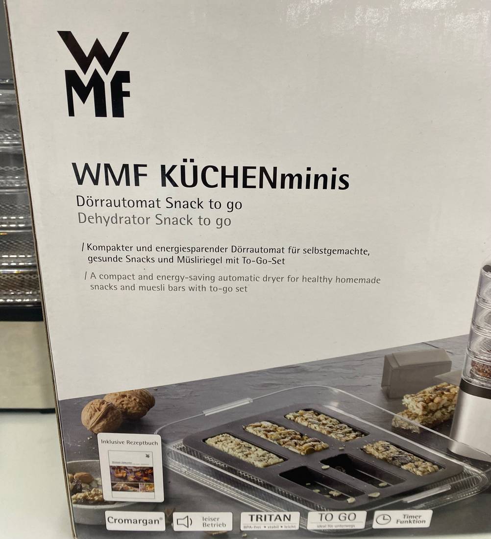 Dörrautomaten aus Edelstahl im Test: Nahaufnahme der Informationen auf der Vorderseite der Originalverpackung.