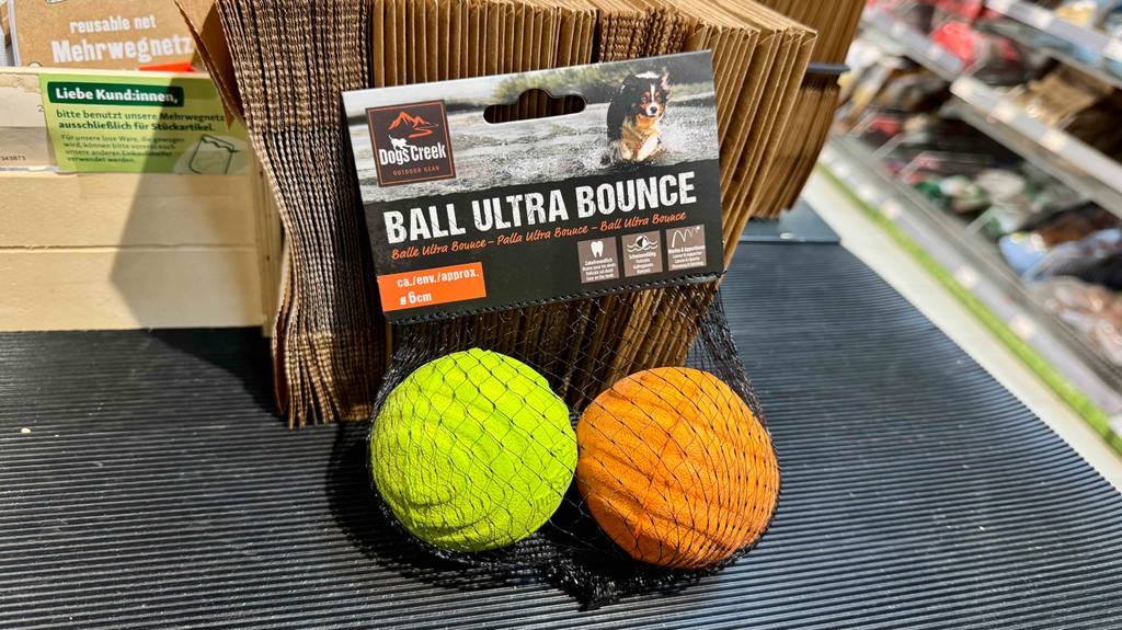Hundeball im Test: in einem Netz mit Kartonblister sind zwei verschiedenfarbige Bälle.