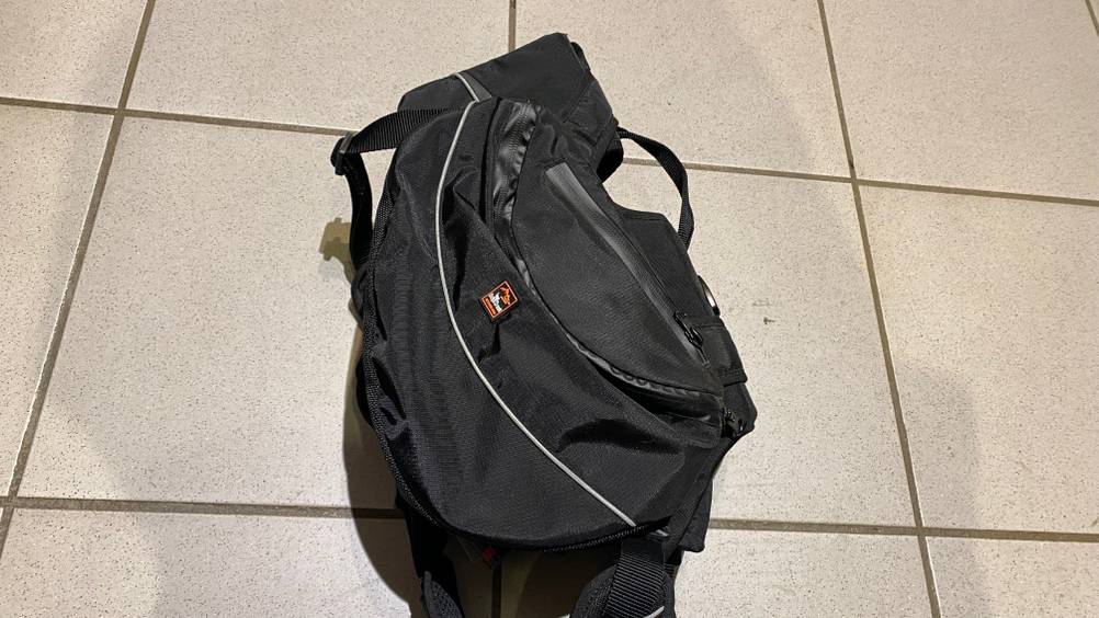 Hunderucksack von Dogs Creek im Test: Rucksack liegt auf dem Boden.