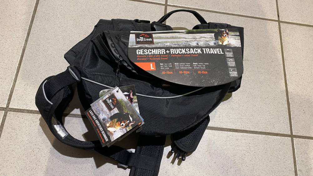 Getesteter Hunderucksack von Dogs Creek liegt auf einem hellen Untergrund.