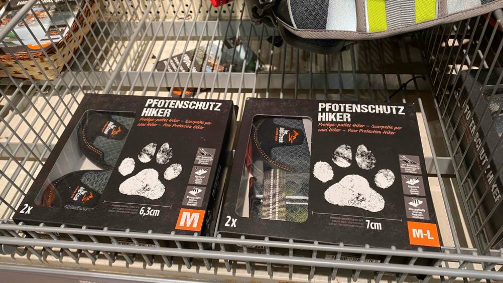 Zwei Exemplare in 6,3 und 7 cm der getesteten Hundeschuhe von Dog's Creek liegen in einem Karton nebeneinander.
