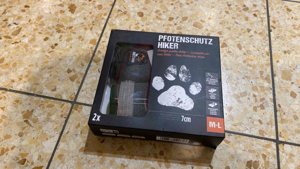Hundeschuhe von Dog's Creek getestet: Verpackung liegt auf dem Boden.