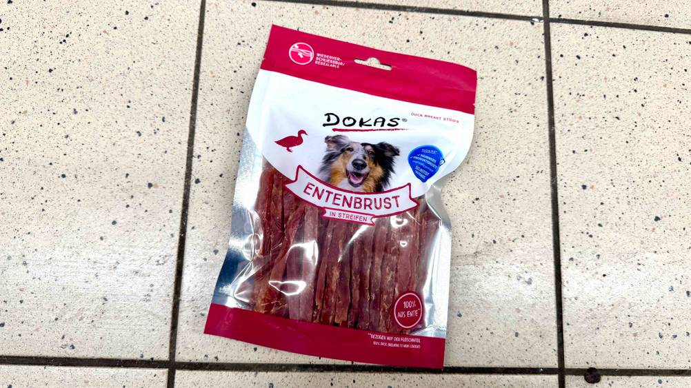 Eine Packung Dokas im Test auf einem Fließenboden.
