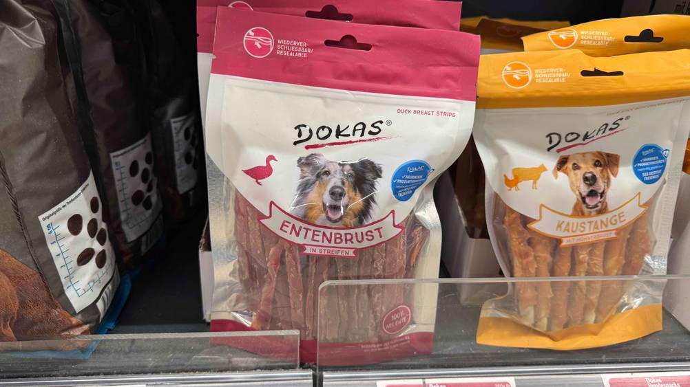 Mehrere Packungen der getesteten Dokas in einem Verkaufsregal.