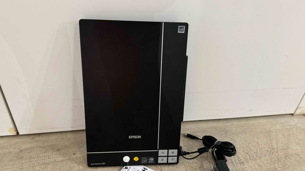 Dokumentenscanner getestet: Ein geschlossenes Gerät lehnt an einer hellen Wand.