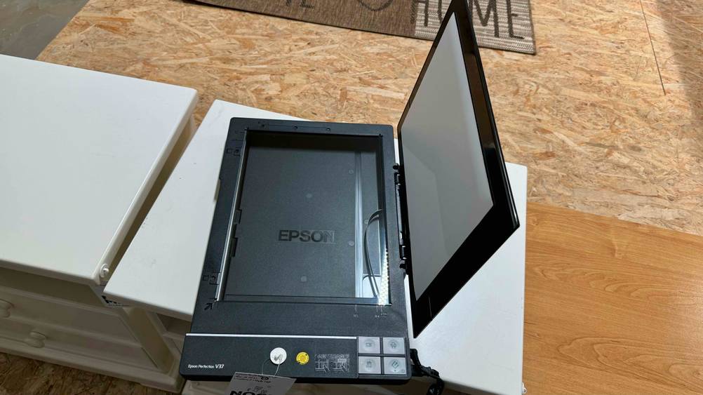 Ein geöffneter Dokumentenscanner im Test von der Seite von oben auf einer hellen Fläche.