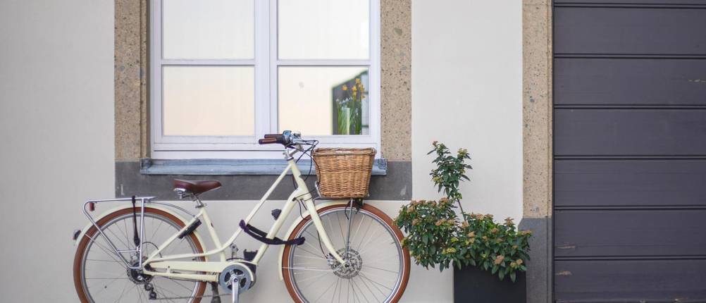Canellini-Fahrrad-Test: Ein beigefarbenes Canellini-Fahrrad lehnt an einer Hausmauer vor einem Fenster.