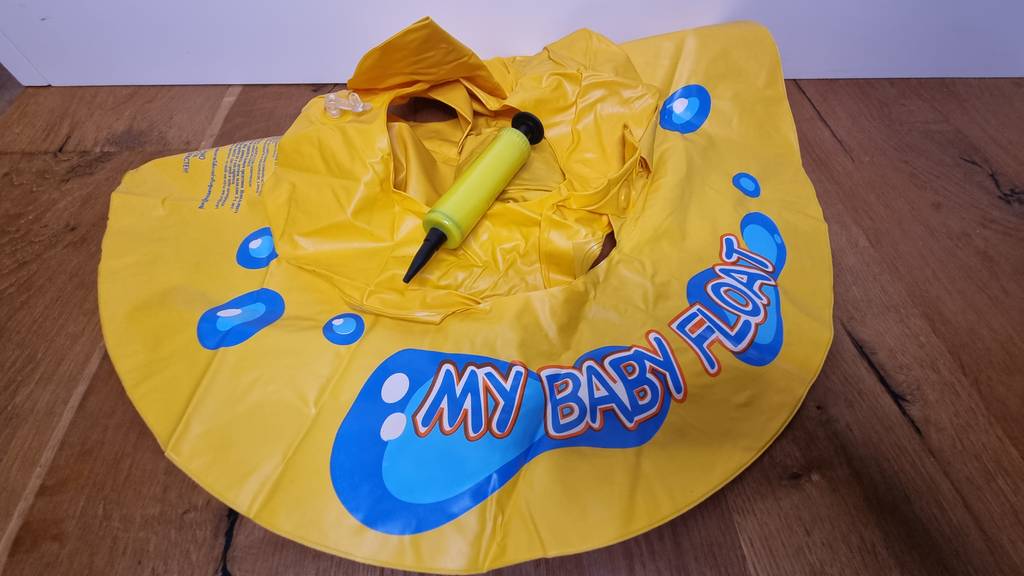 Ein nicht aufgepusteter Schwimmsitz und eine Luftpumpe