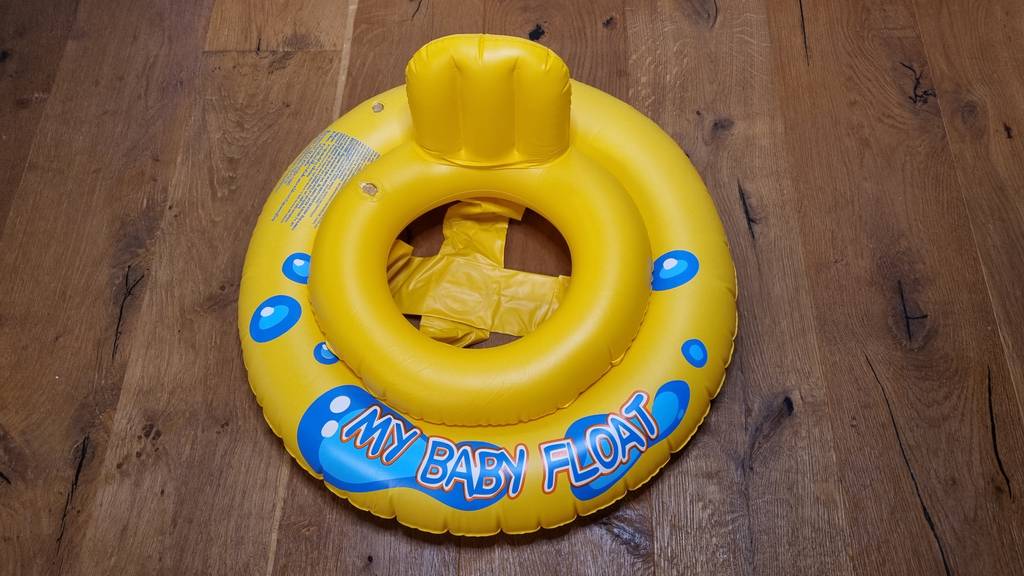 ein Schwimmsitz auf Holzuntergrund