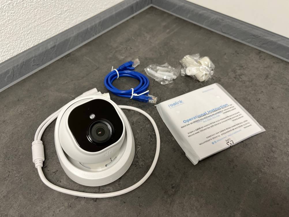 Auf dem Bild: eine Reolink 5MP PoE IP inklusive Zubehör.