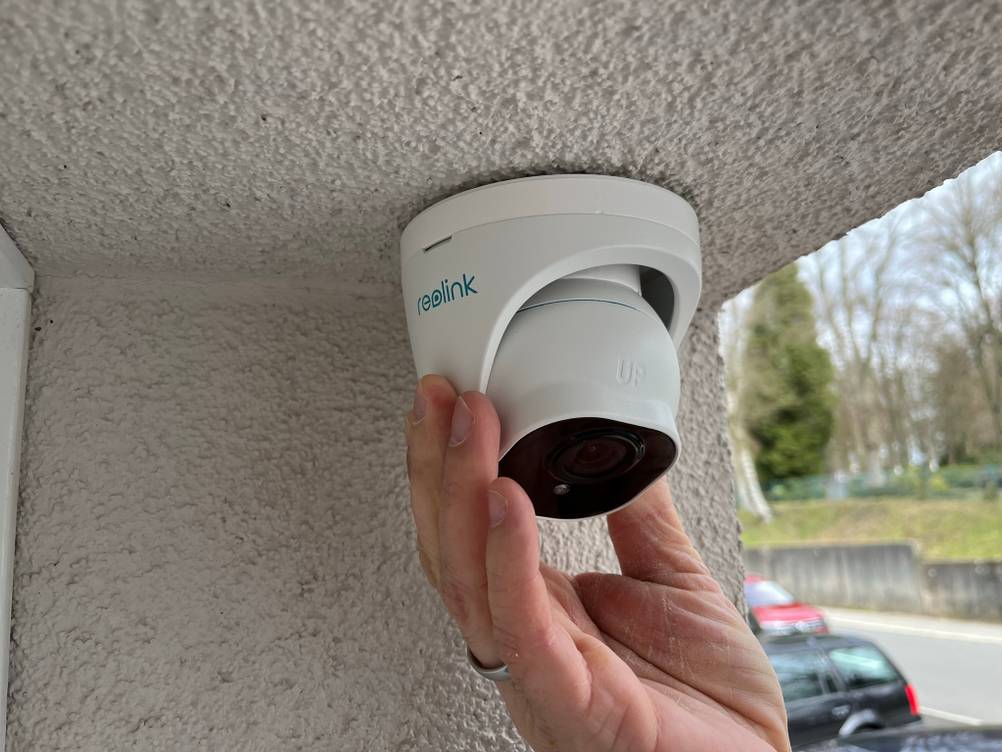 Dome-Kameras, die im Außenbereich montiert werden, müssen nicht nur eine große Fläche überwachen, sondern auch wetterfest sein.