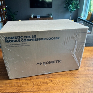 Der Karton der Dometic CoolFreeze CFX 35 steht auf einem Tisch