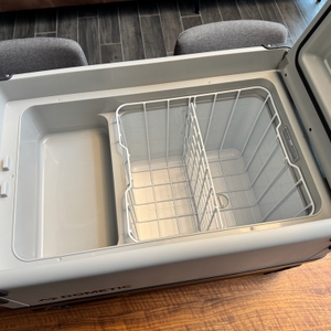 Die Dometic CoolFreeze CFX 35 mit geöffnetem Deckel