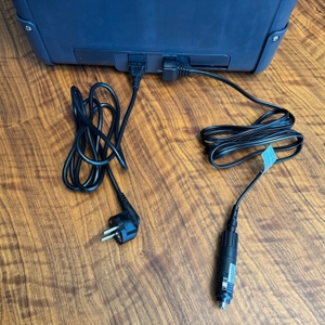 Die angeschlossenen Stromkabel der Dometic CoolFreeze CFX 35