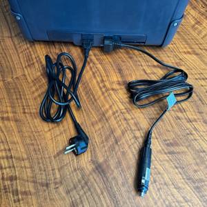 Die angeschlossenen Stromkabel der Dometic CoolFreeze CFX 35