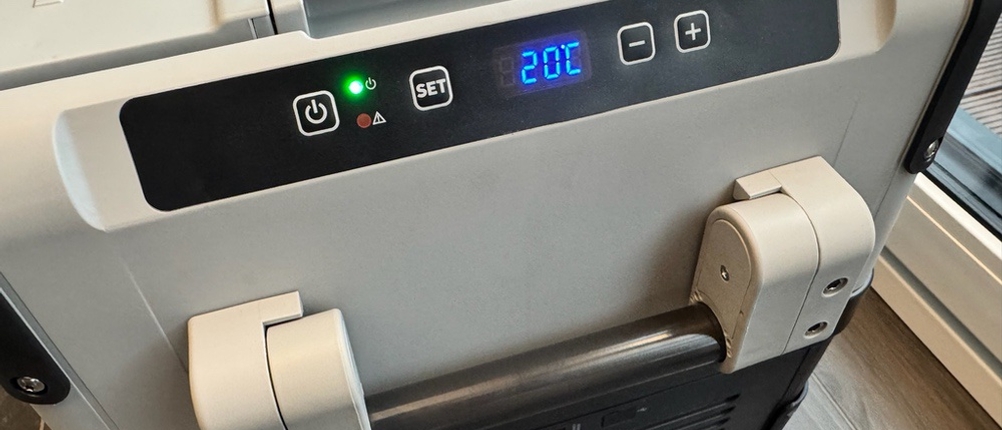 Die Anzeige der Dometic CoolFreeze CFX 35 zeigt 20°C an