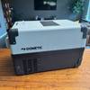 Die Dometic CoolFreeze CFX 35 steht auf einem Tisch