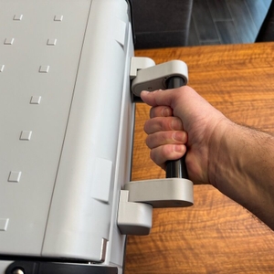 Eine Hand hält den Griff der Dometic CoolFreeze CFX 35 fest