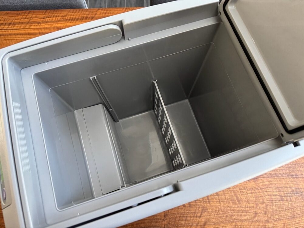 Der Innenraum der Dometic TropiCool TC 21FL mit einem Trenngitter in der Mitte.