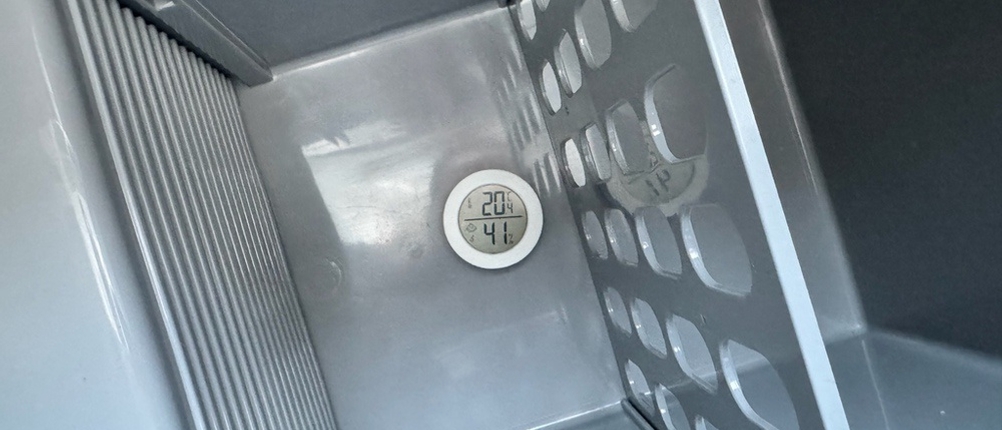 Ein Hygrometer in der Dometic TropiCool TC 21FL zeigt 20,4 °C an.