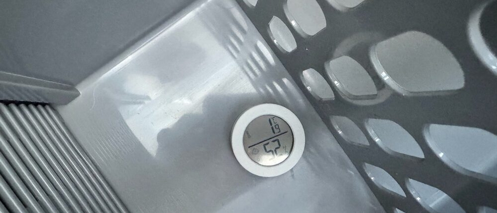 Ein Hygrometer in der Dometic TropiCool TC 21FL zeigt 1,9 °C an.