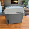 Die Dometic TropiCool TC 21FL steht auf einem Tisch