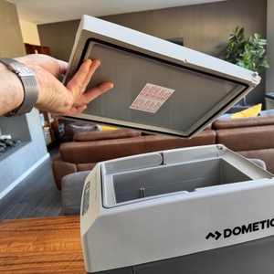 Eine Hand hält den Deckel der Dometic TropiCool TC 21FL fest.