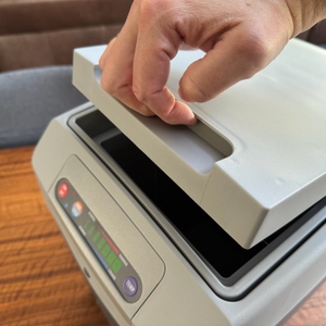 Eine Hand öffnet den Deckel der Dometic TropiCool TC 21FL.