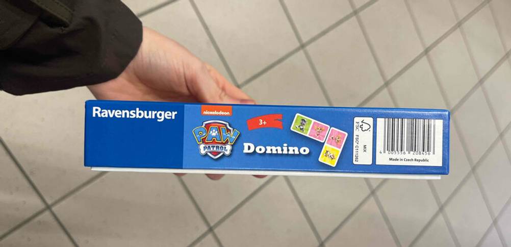 Detailansicht des blauen Schachtelrandes inklusive Altersangabe eines getesteten Domino-Spiels.