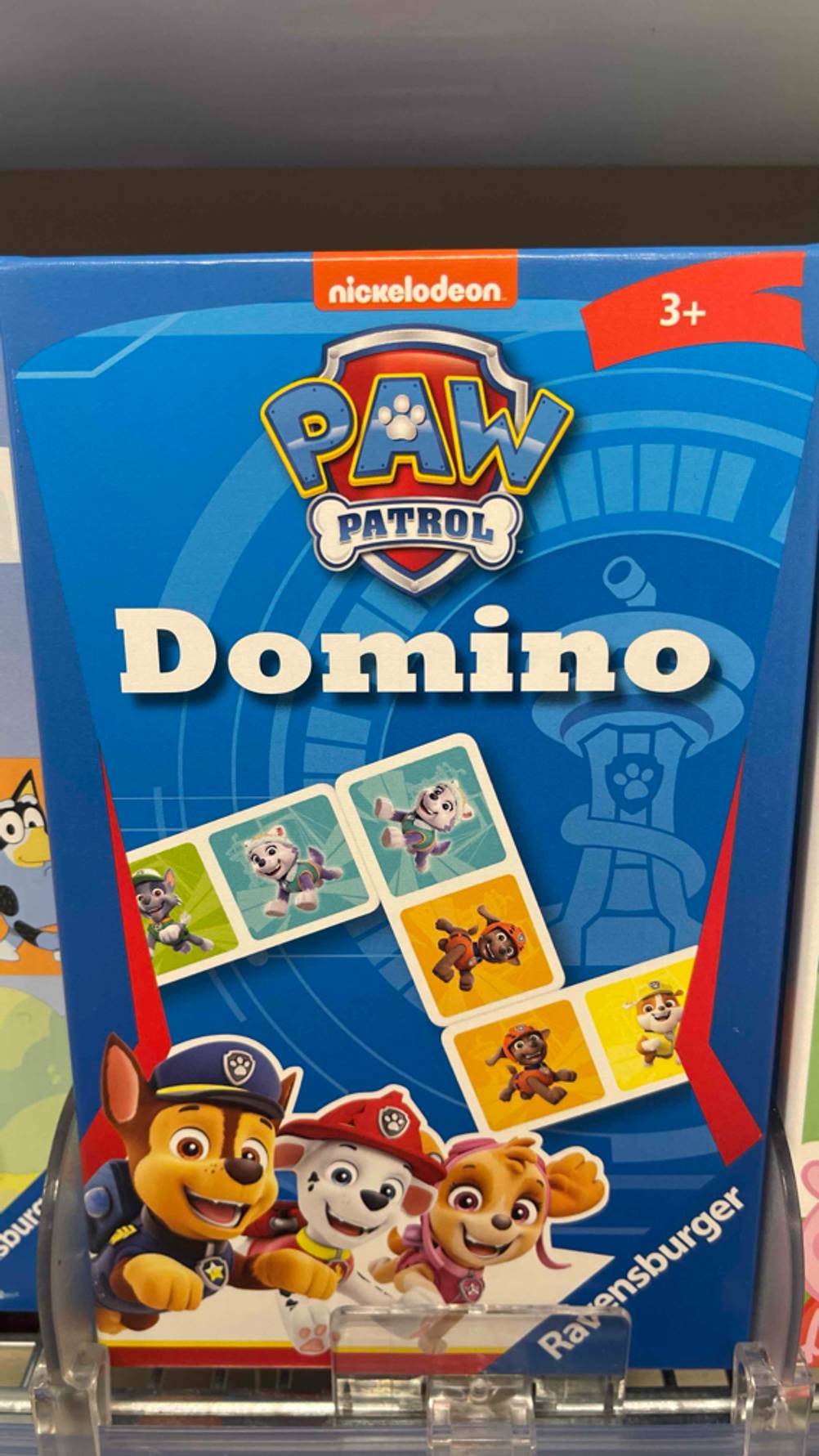 Im Test: Das Domino-Spiel in der blauen Verpackung von Ravensburger, ab 3+, steht in einem Verkaufsregal.