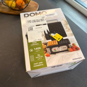 Der Karton vom Domo-Waffelautomat liegt auf einer Arbeitsplatte.