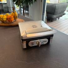 Der Domo-Waffelautomat steht auf einer Arbeitsplatte.