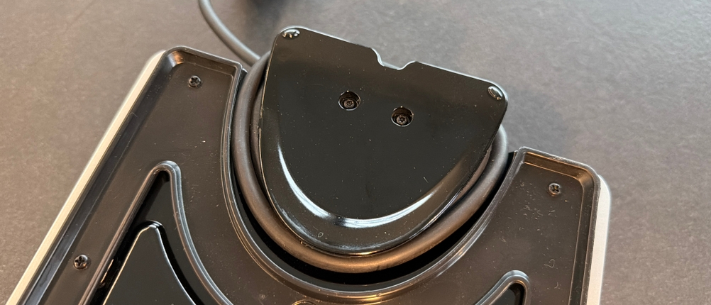 Das Kabel ist an der Unterseite vom Domo-Waffelautomat befestigt.