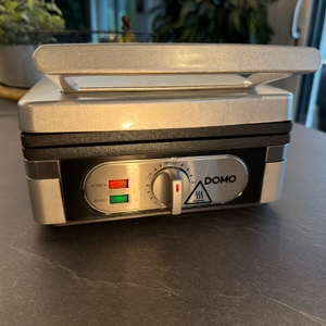 Die Bedienelemente am Domo-Waffelautomat.
