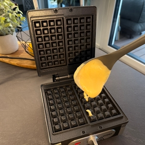 Teig wird in den Domo-Waffelautomat gegeben.