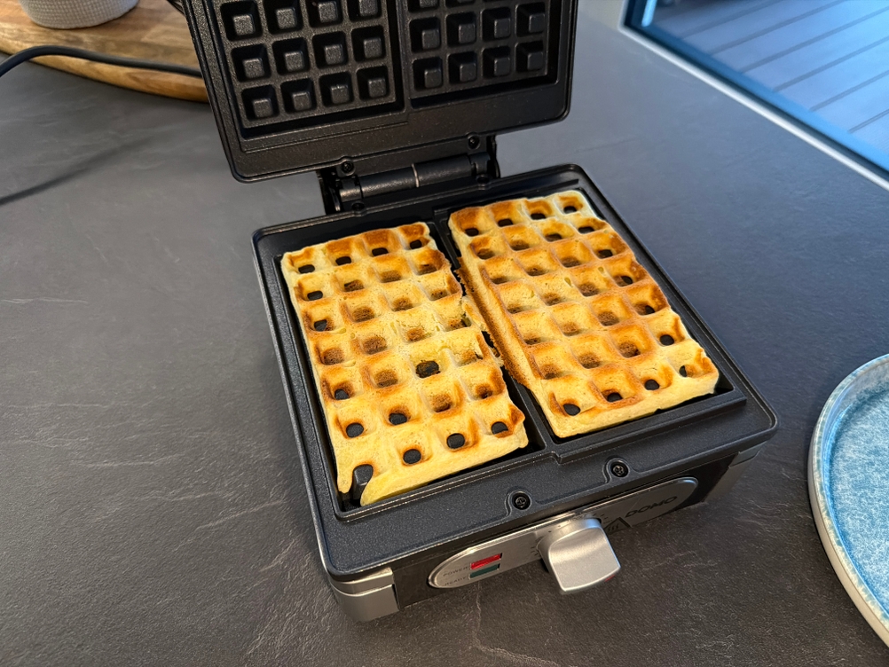 Waffeln liegen im Domo-Waffelautomat.