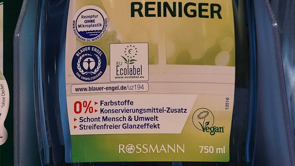 Nahaufnahme der Produktinformationen auf der Flasche eines getesteten Glasreinigers.
