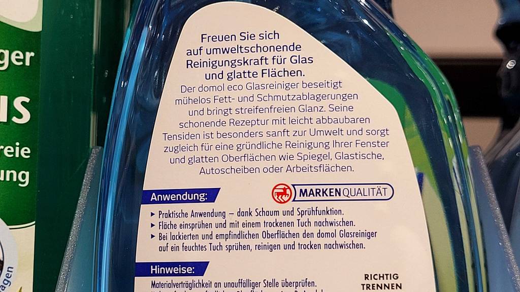 Getesteter Glasreiniger in der Sprühflasche im Detail.