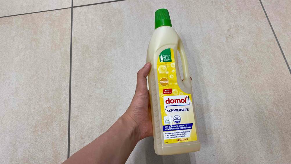 Die getestete Schmierseife wird in der Hand gehalten.