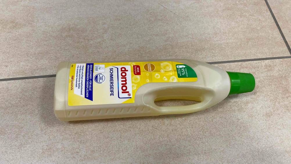 Die getestete Schmierseife befindet sich in einer Plastikflasche.