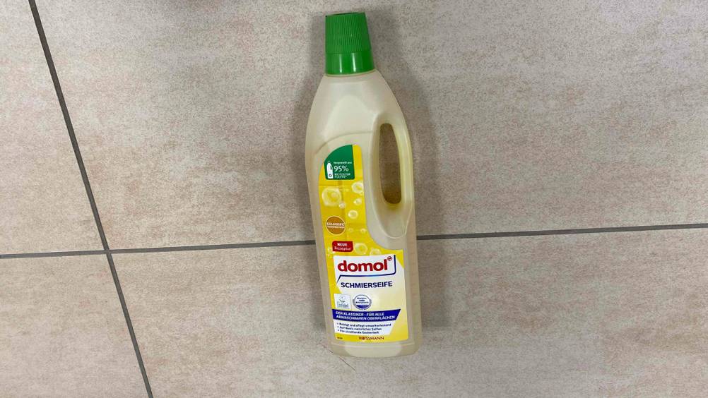 Die getestete Schmierseife von Domol liegt auf dem Fußboden.