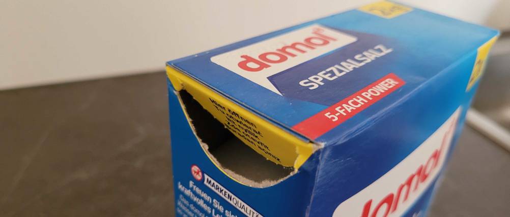 Eine offene Verpackung von domol Spezialsalz.