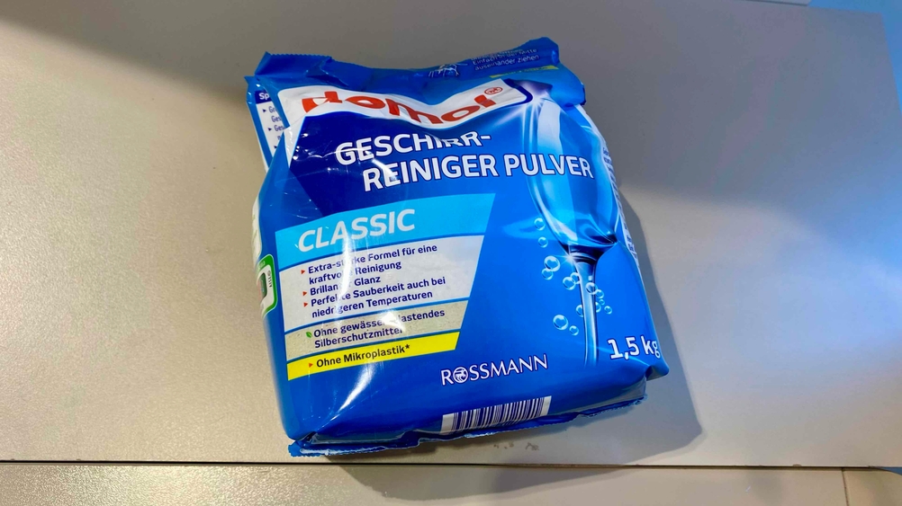 Im Test: Eine Packung Spülmaschinenpulver auf einer grauen Fläche.