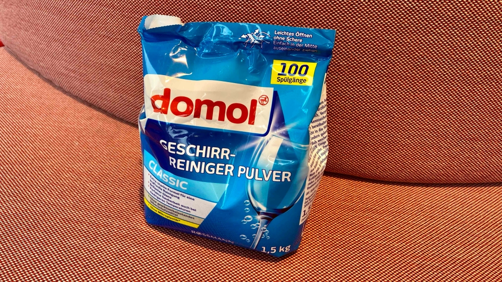 Spülmaschinenpulver getestet: Eine Packung auf einem roten Polster.